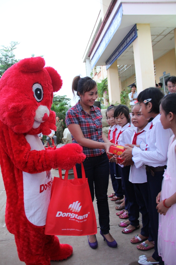 cong ty co phan dong tam to chuc dem hoi trung thu cho cac em thieu nhi tai tphcm va long an 11