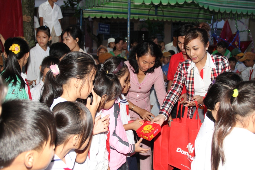 cong ty co phan dong tam to chuc dem hoi trung thu cho cac em thieu nhi tai tphcm va long an 4