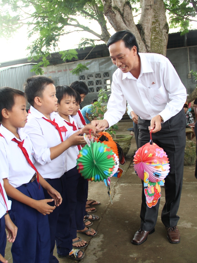 cong ty co phan dong tam to chuc dem hoi trung thu cho cac em thieu nhi tai tphcm va long an 7