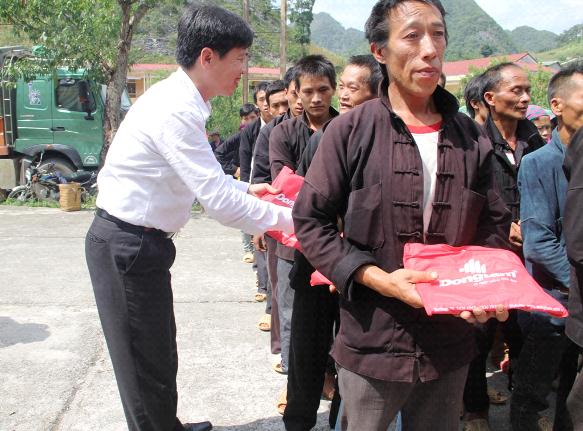 dong-tam-group-tai-tro-xi-mang-cho-hmeo-vac-ha-giang2.jpg