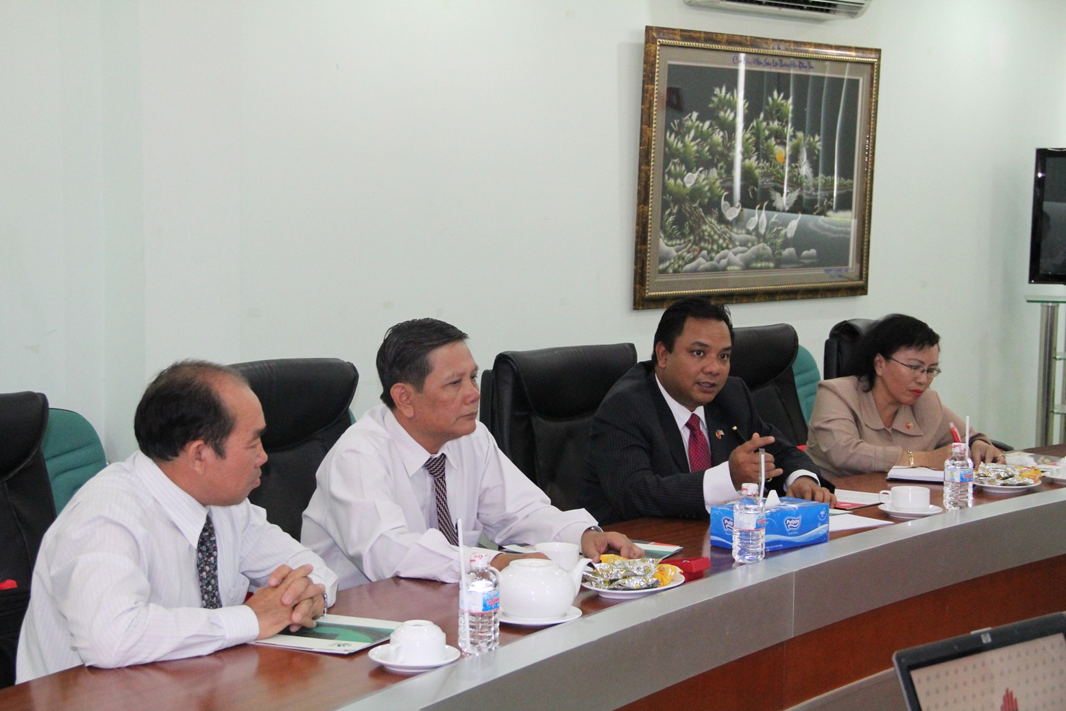 tong-lanh-su-mailaysia-tham-va-lamviec-tai-cong-ty-co-phan-dong-tam-1