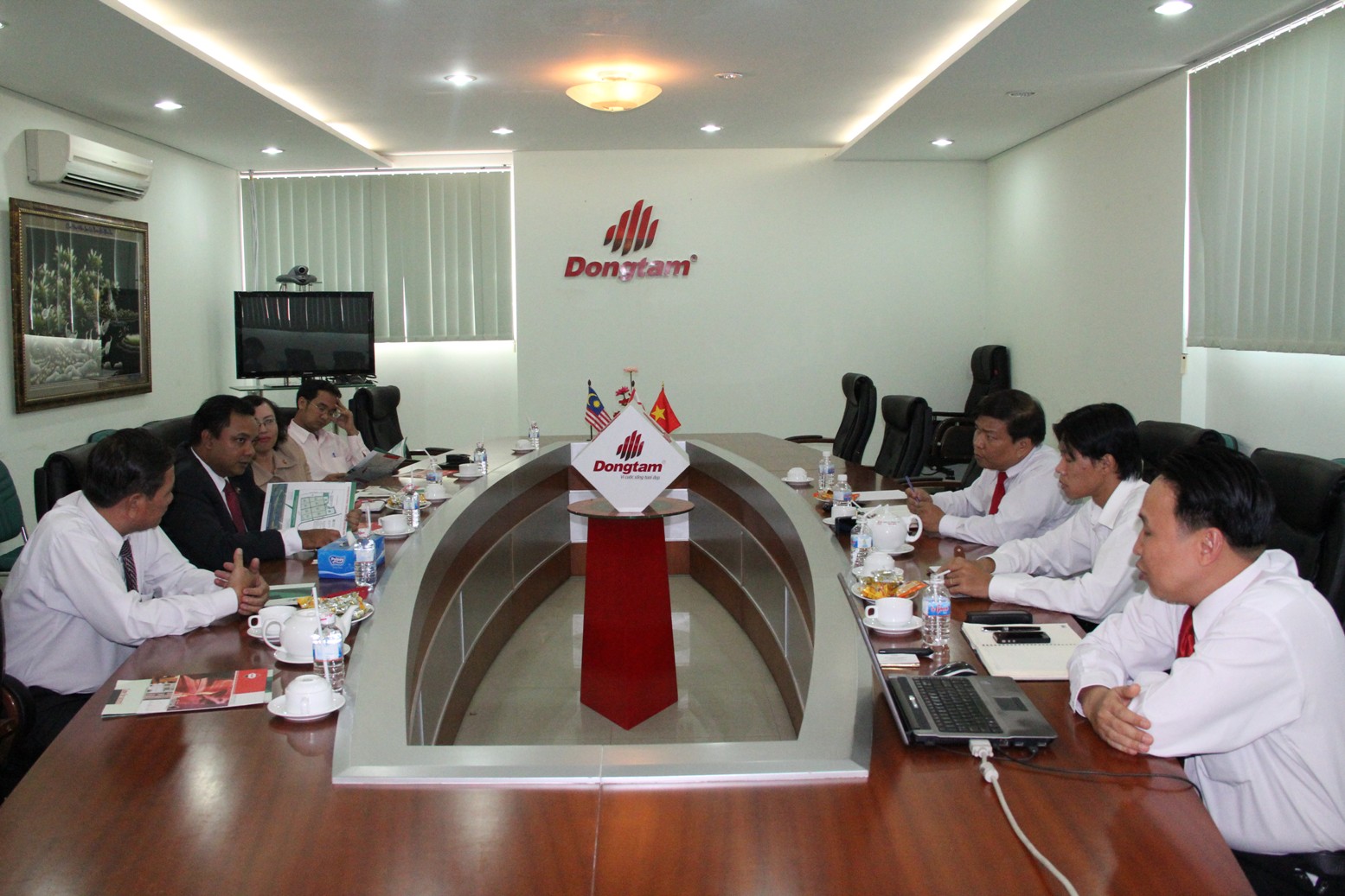 tong-lanh-su-mailaysia-tham-va-lamviec-tai-cong-ty-co-phan-dong-tam