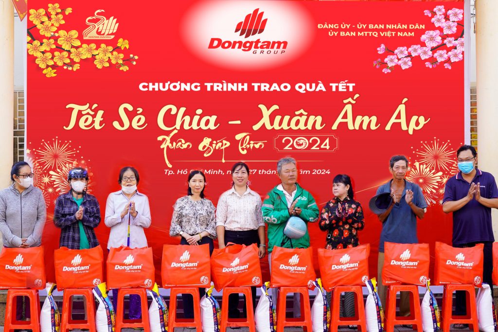 Dongtam Group trao qua Tet cho ba con dip Xuan Giap Thin 2024 1 1