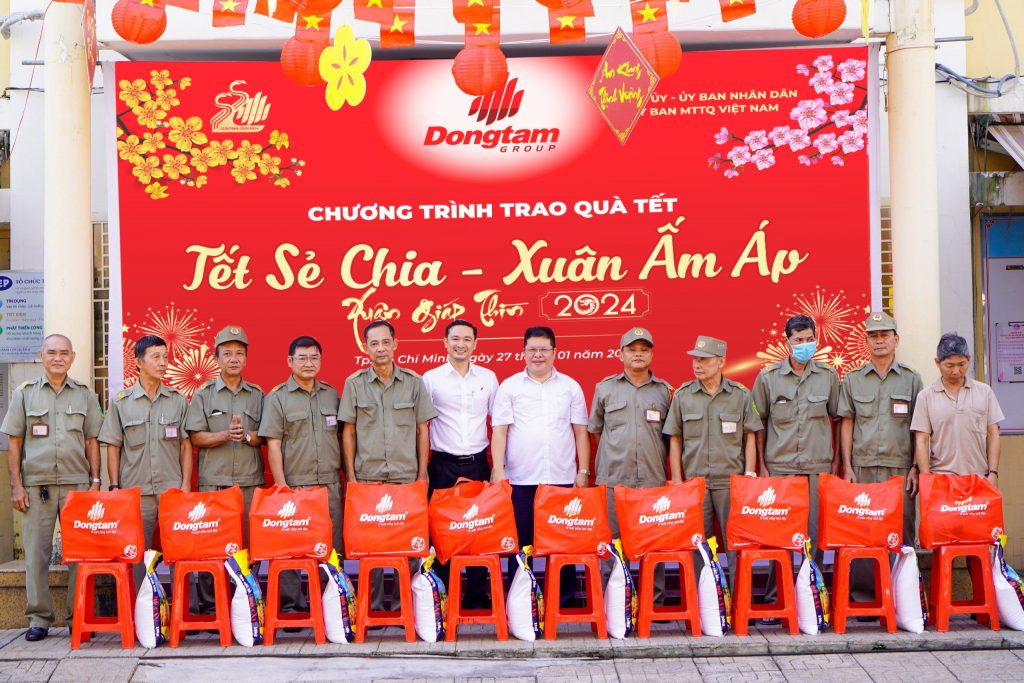 Dongtam Group trao qua Tet cho ba con dip Xuan Giap Thin 2024 4