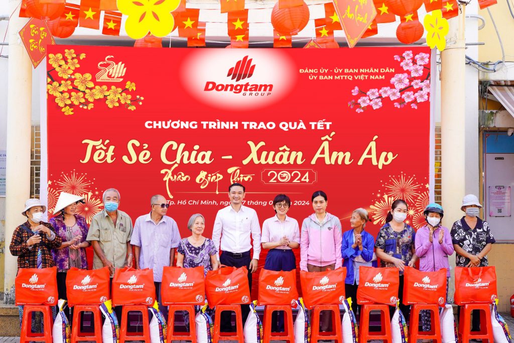 Dongtam Group trao qua Tet cho ba con dip Xuan Giap Thin 2024 5