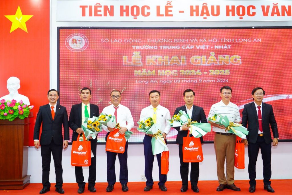 Dai dien Dongtam Group Ban giam hieu Truong Viet Nhat tang qua tri an gui den dai dien cac don vi doi tac vi su hien dien hop tac va dong hanh