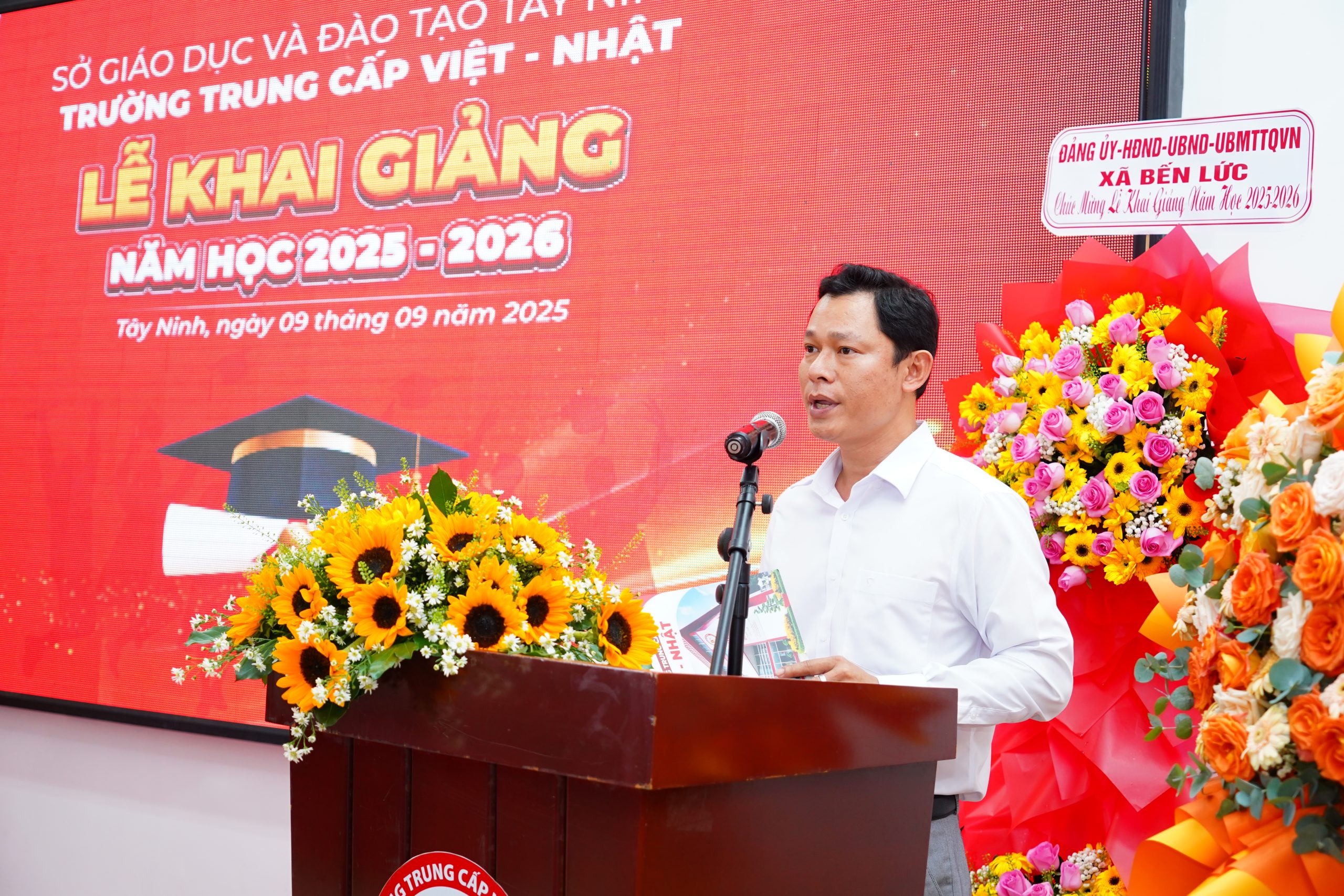 3.Dai dien UBND xa Ben Luc doc thu cua Chu tich nuoc gui Nganh Giao duc nhan ngay khai giang nam hoc moi scaled