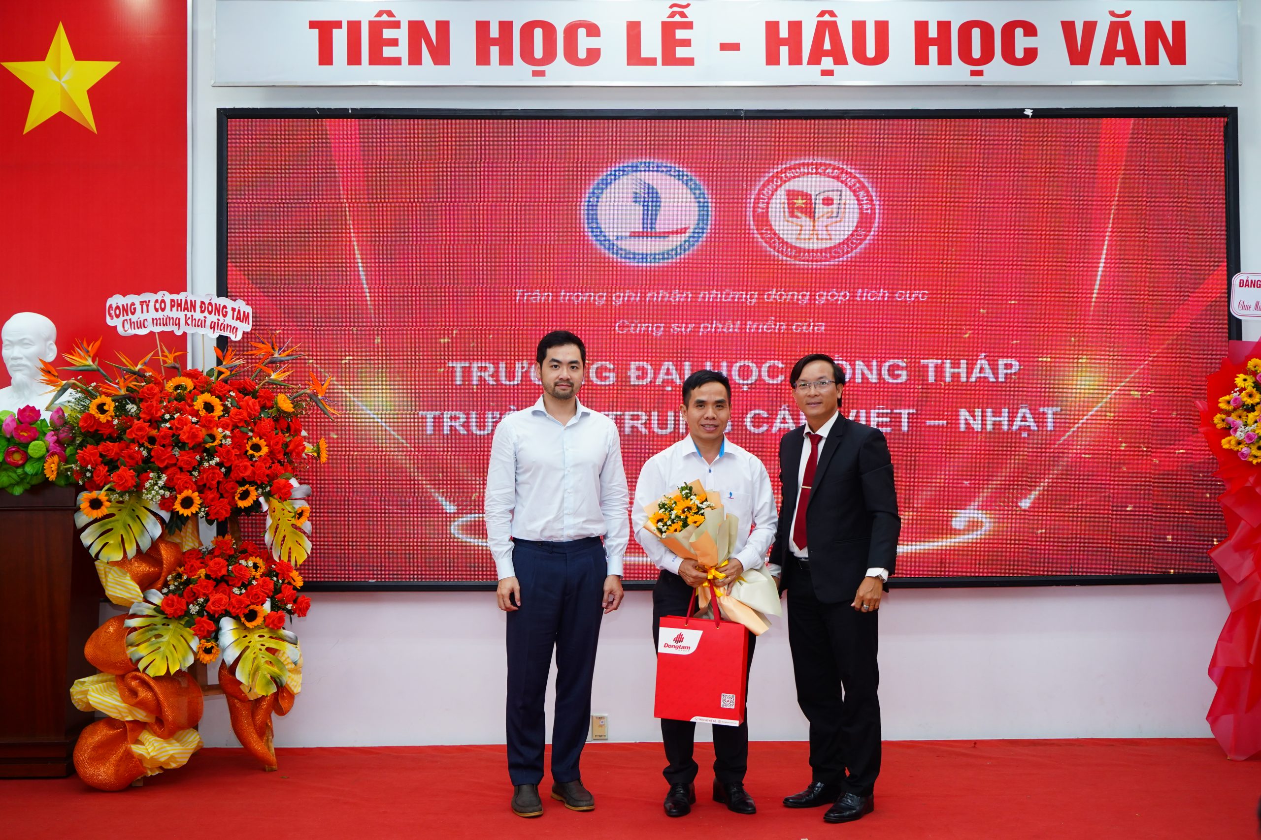 7A.Dai dien Dongtam Group Ban Giam hieu Truong tang qua tri an den cac don vi scaled