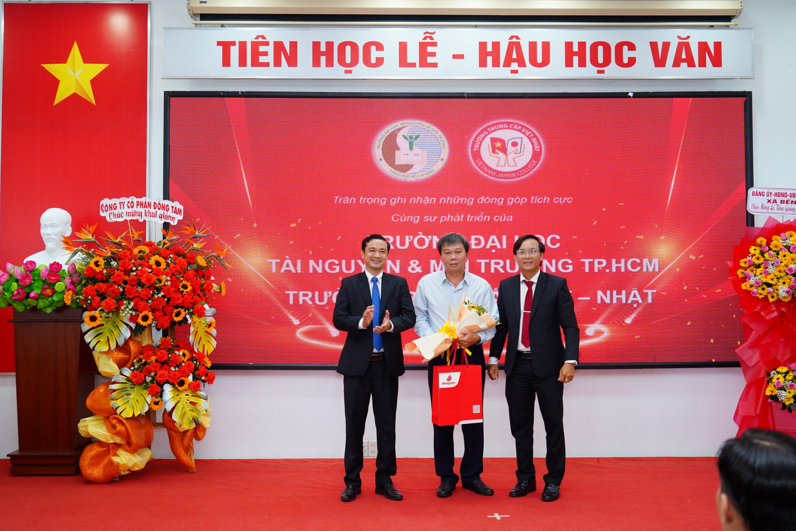 7B.Dai dien Dongtam Group Ban Giam hieu Truong tang qua tri an den cac don vi scaled