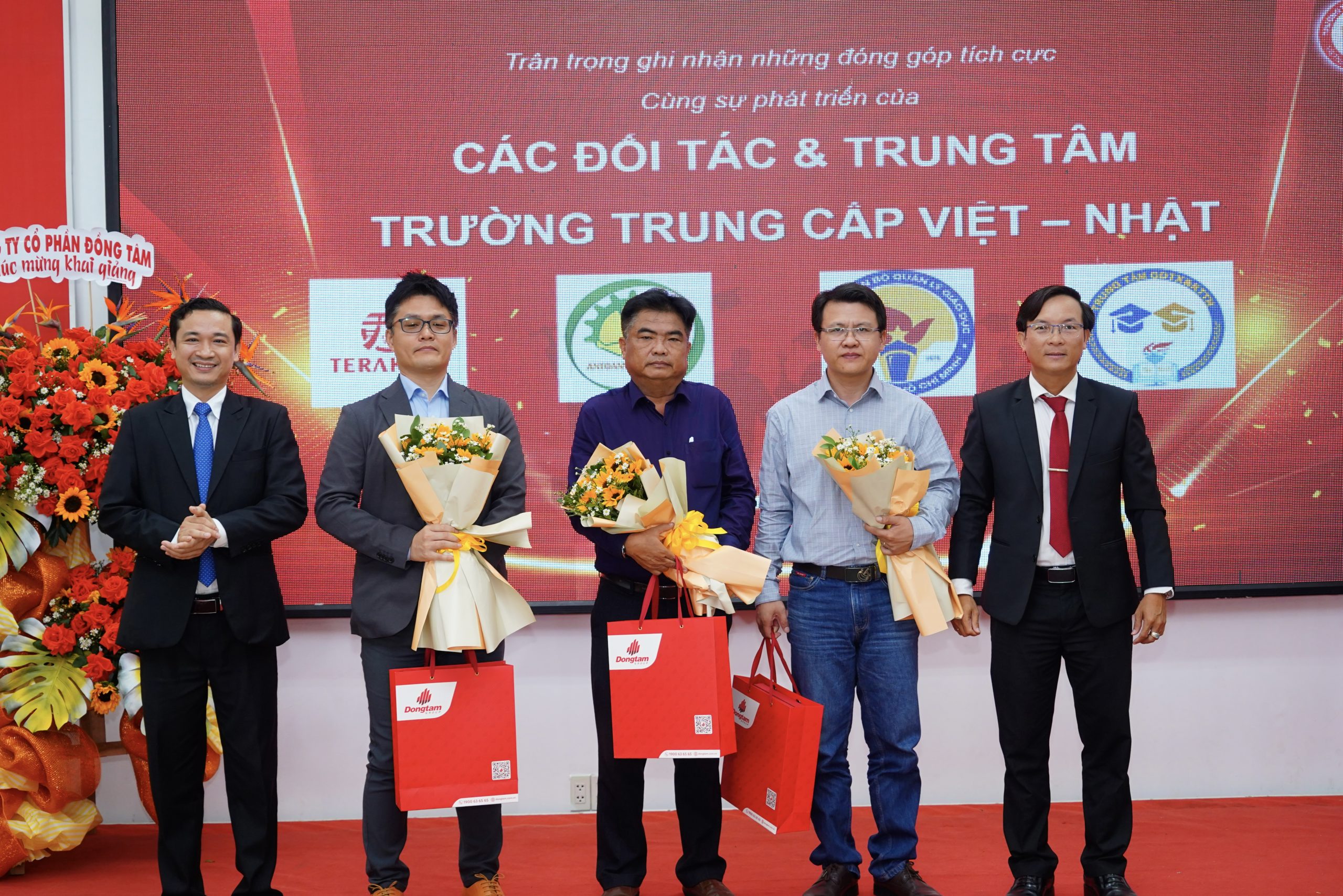 7C.Dai dien Dongtam Group Ban Giam hieu Truong tang qua tri an den cac don vi scaled