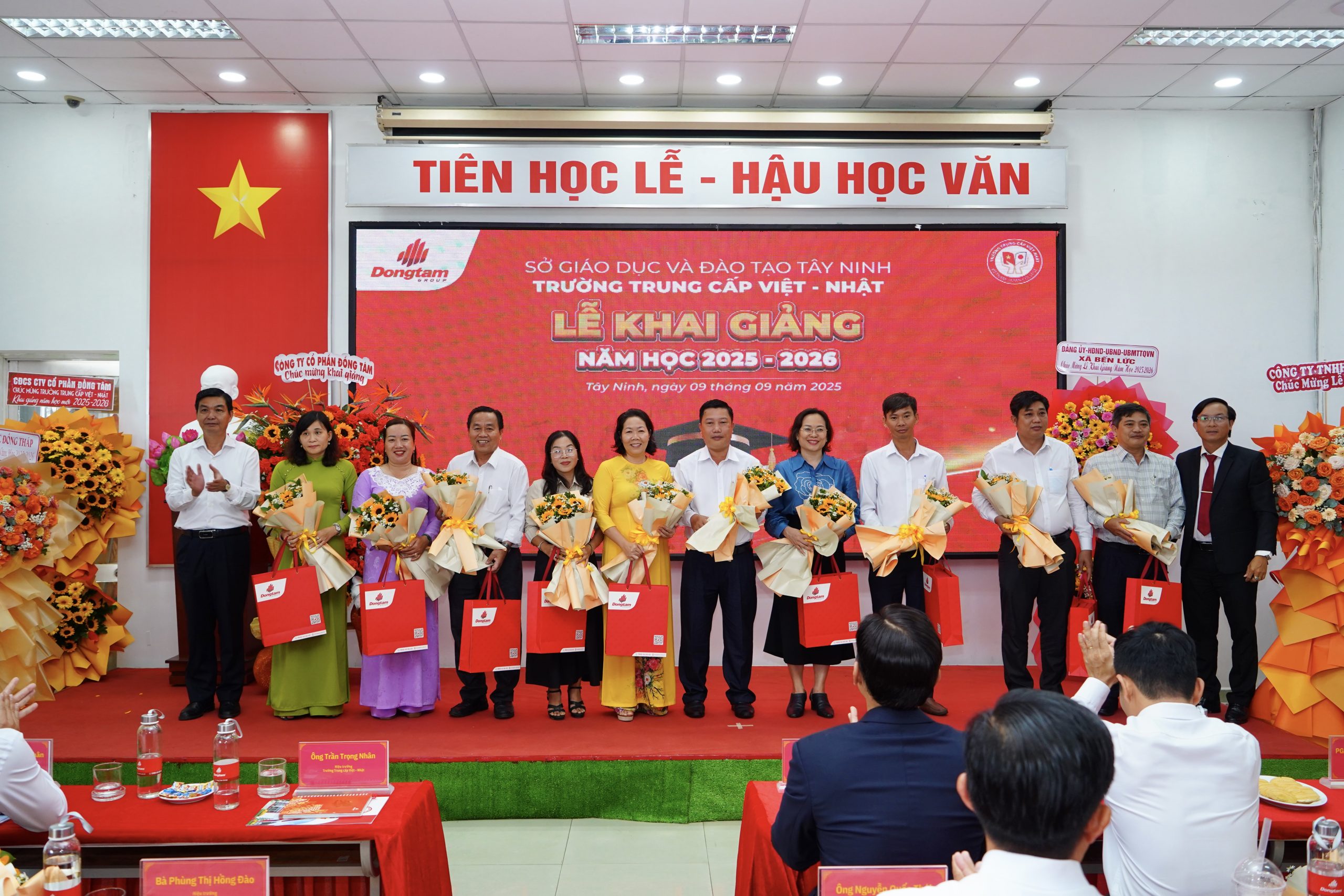 7D.Dai dien Dongtam Group Ban Giam hieu Truong tang qua tri an den cac don vi scaled