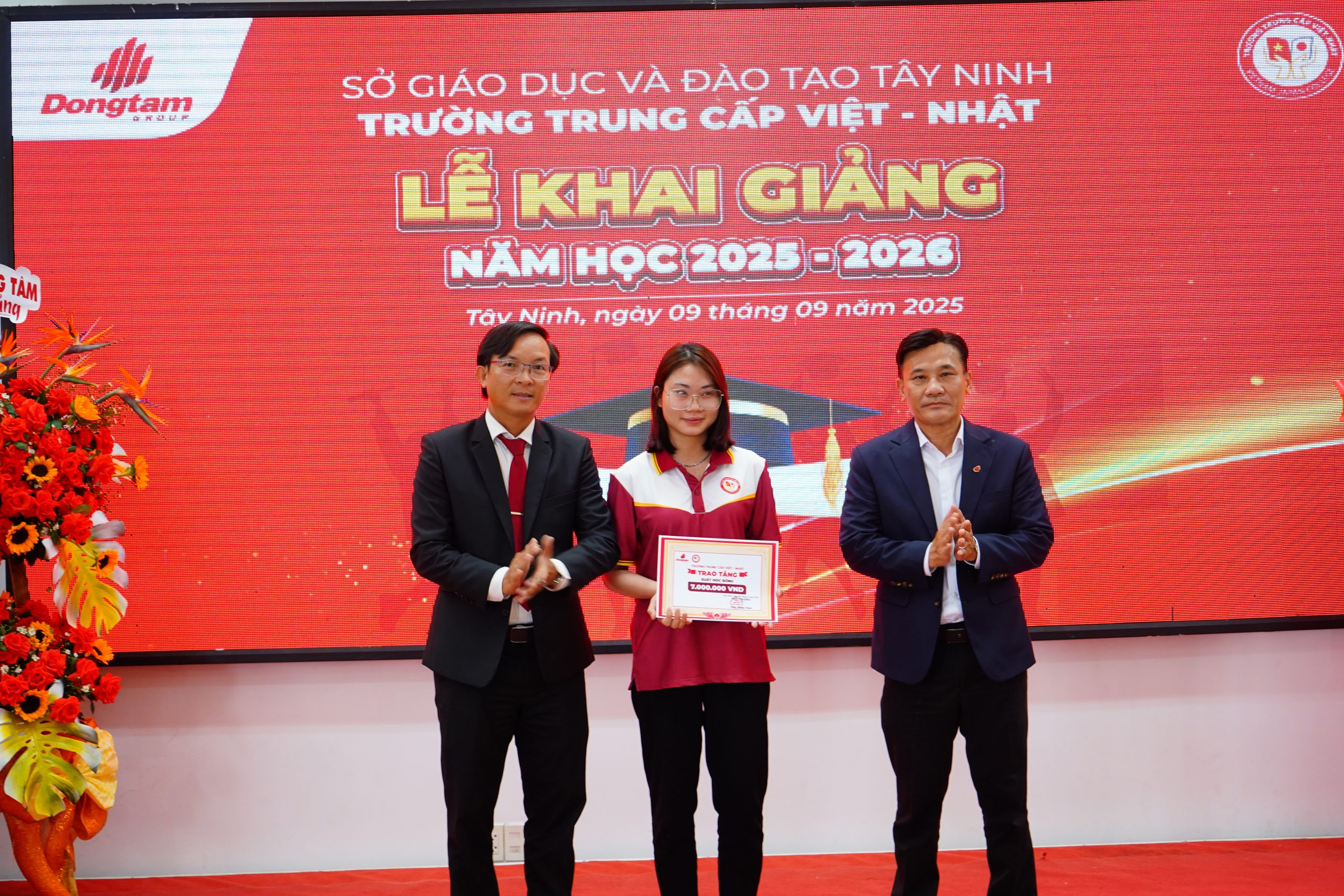 8A.hoat dong vinh danh trao hoc bong va qua tang scaled