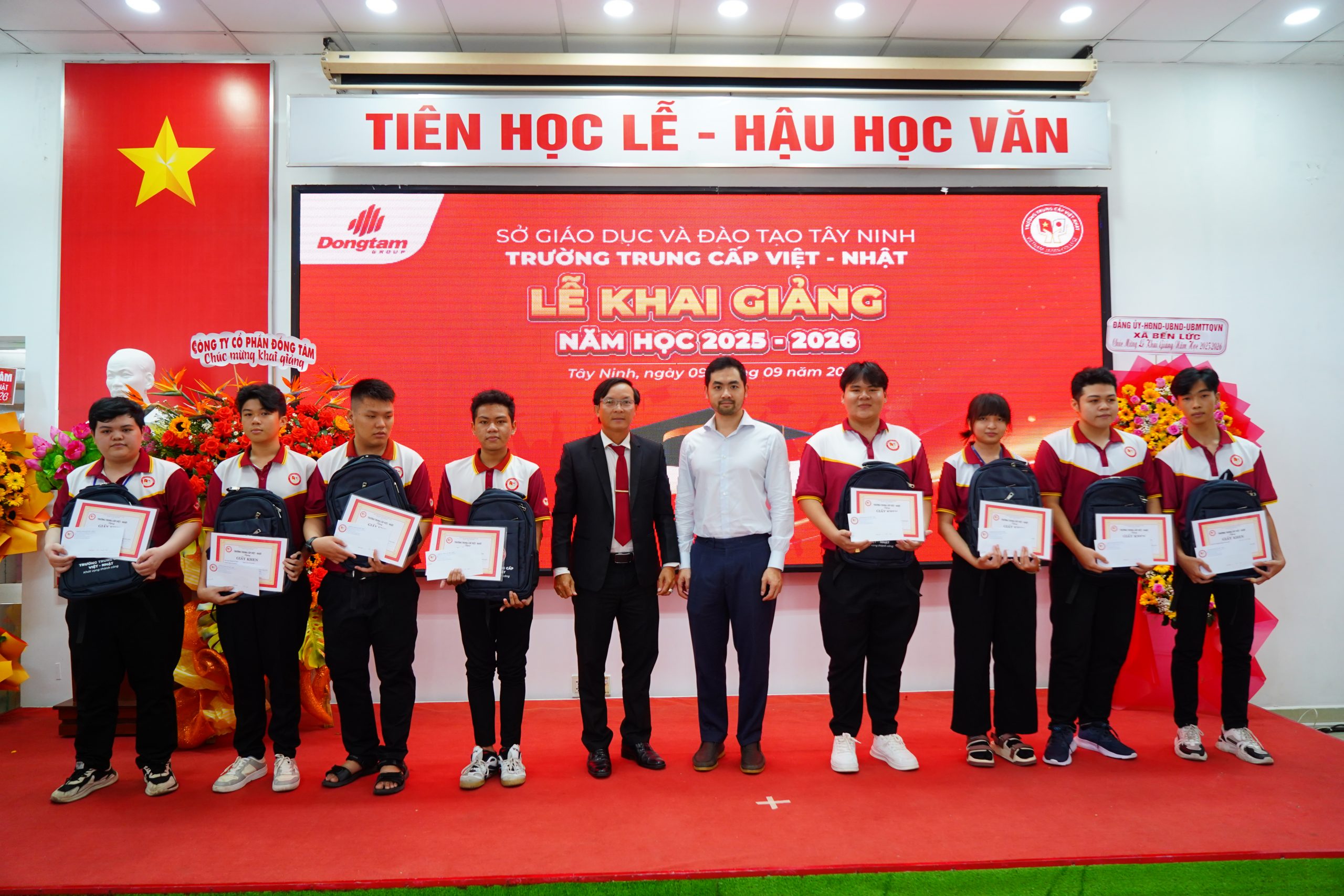 8B.hoat dong vinh danh trao hoc bong va qua tang scaled