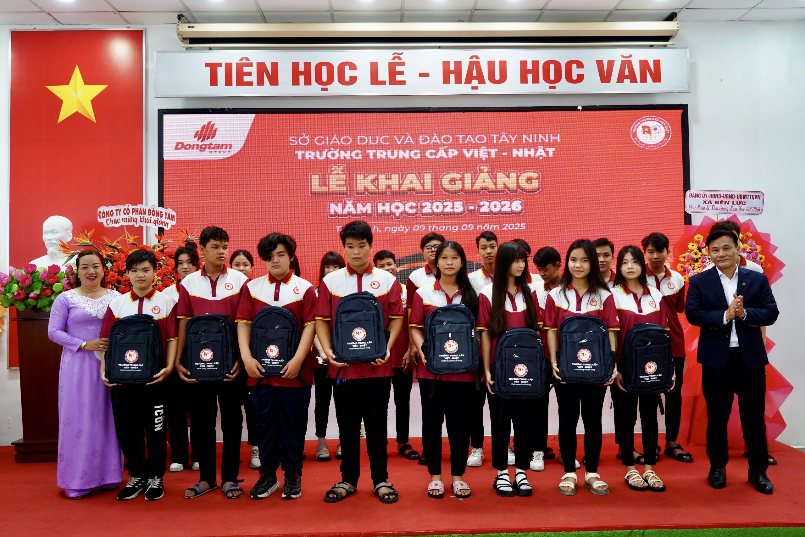 8C.hoat dong vinh danh trao hoc bong va qua tang scaled