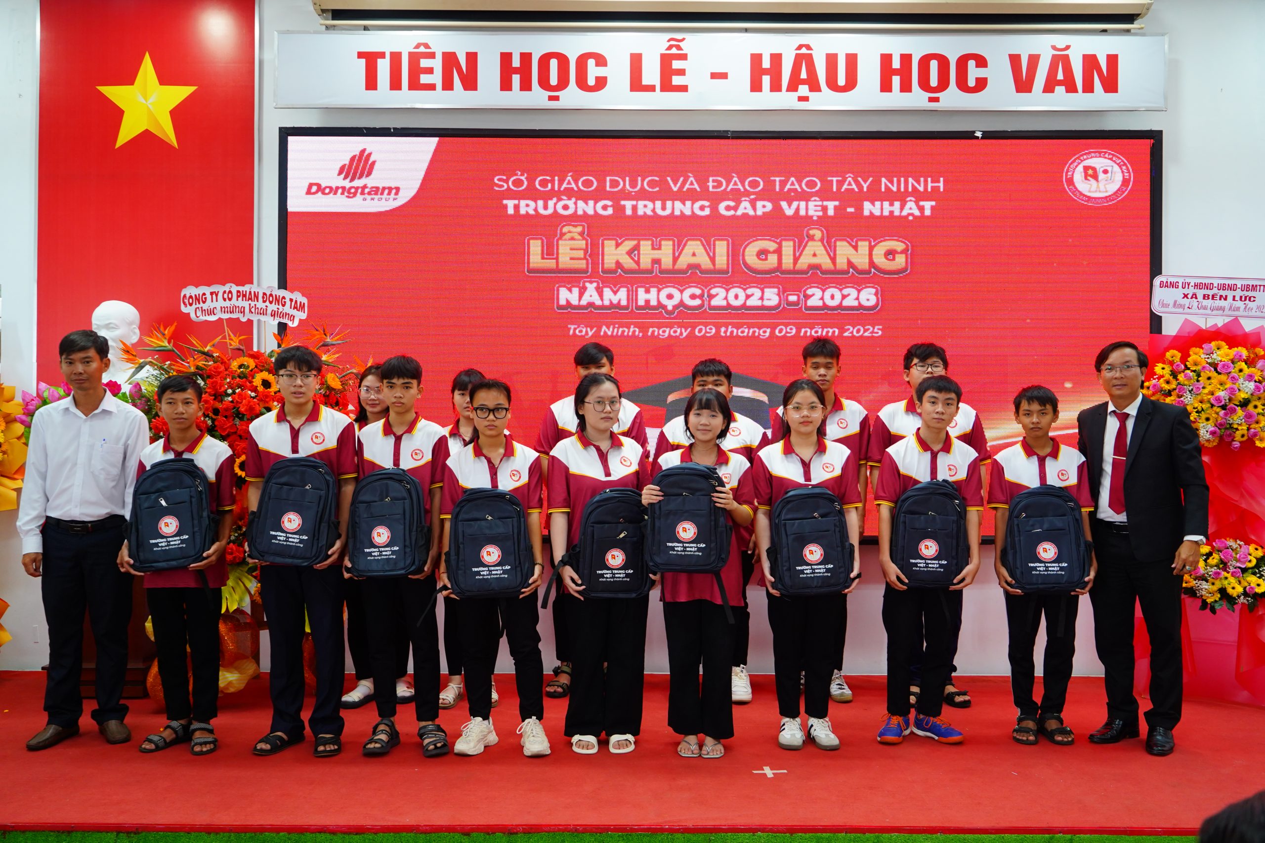 8E.hoat dong vinh danh trao hoc bong va qua tang scaled