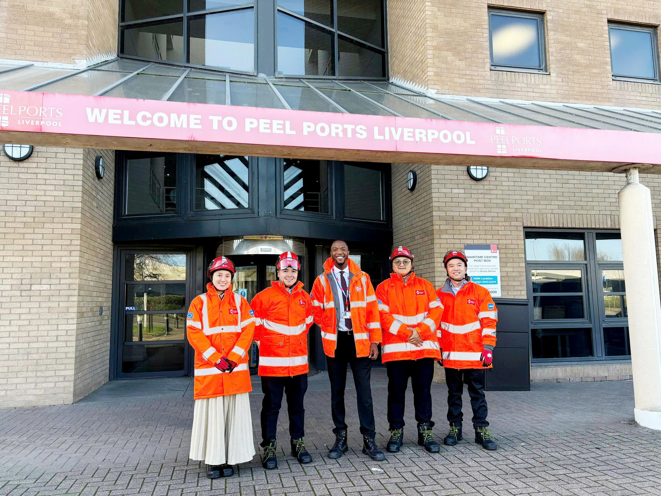 Cang quoc te Long An tham quan Cang Liverpool 3