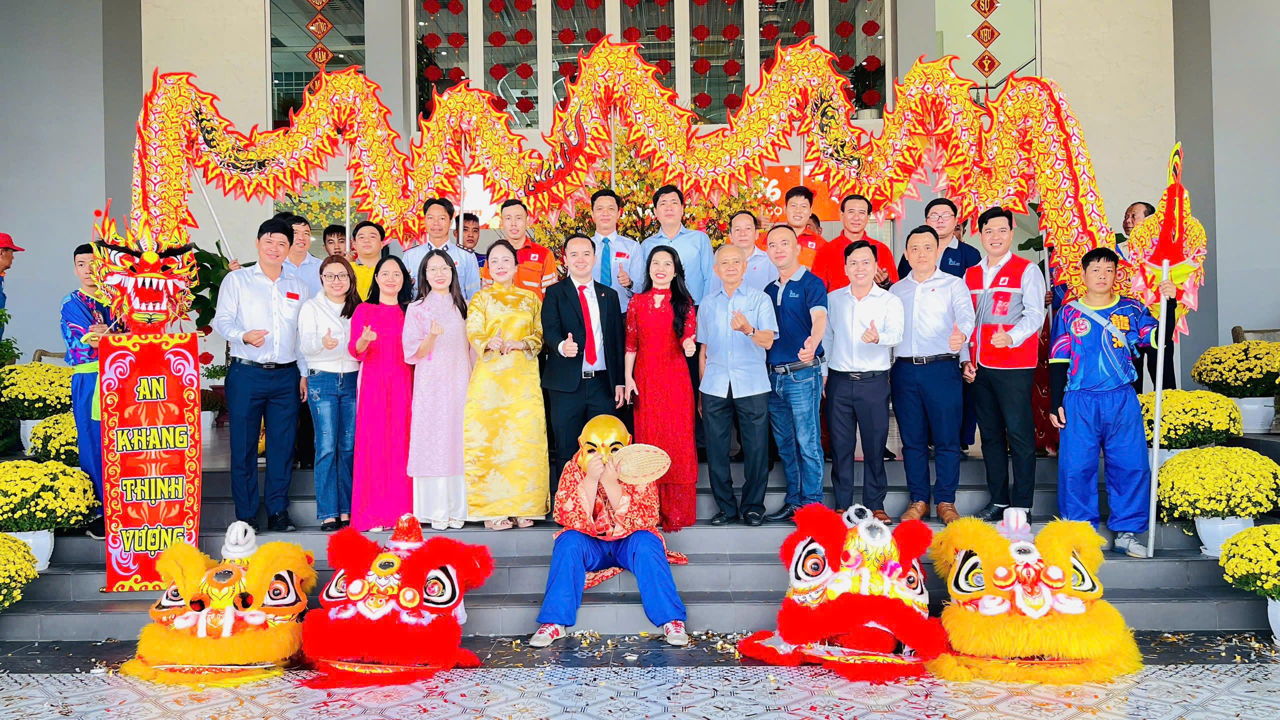 8.2.Khong khi ron rang am ap vao ngay khai xuan tai Cang Quoc te Long An Xa Tan Tap Tinh Tay Ninh