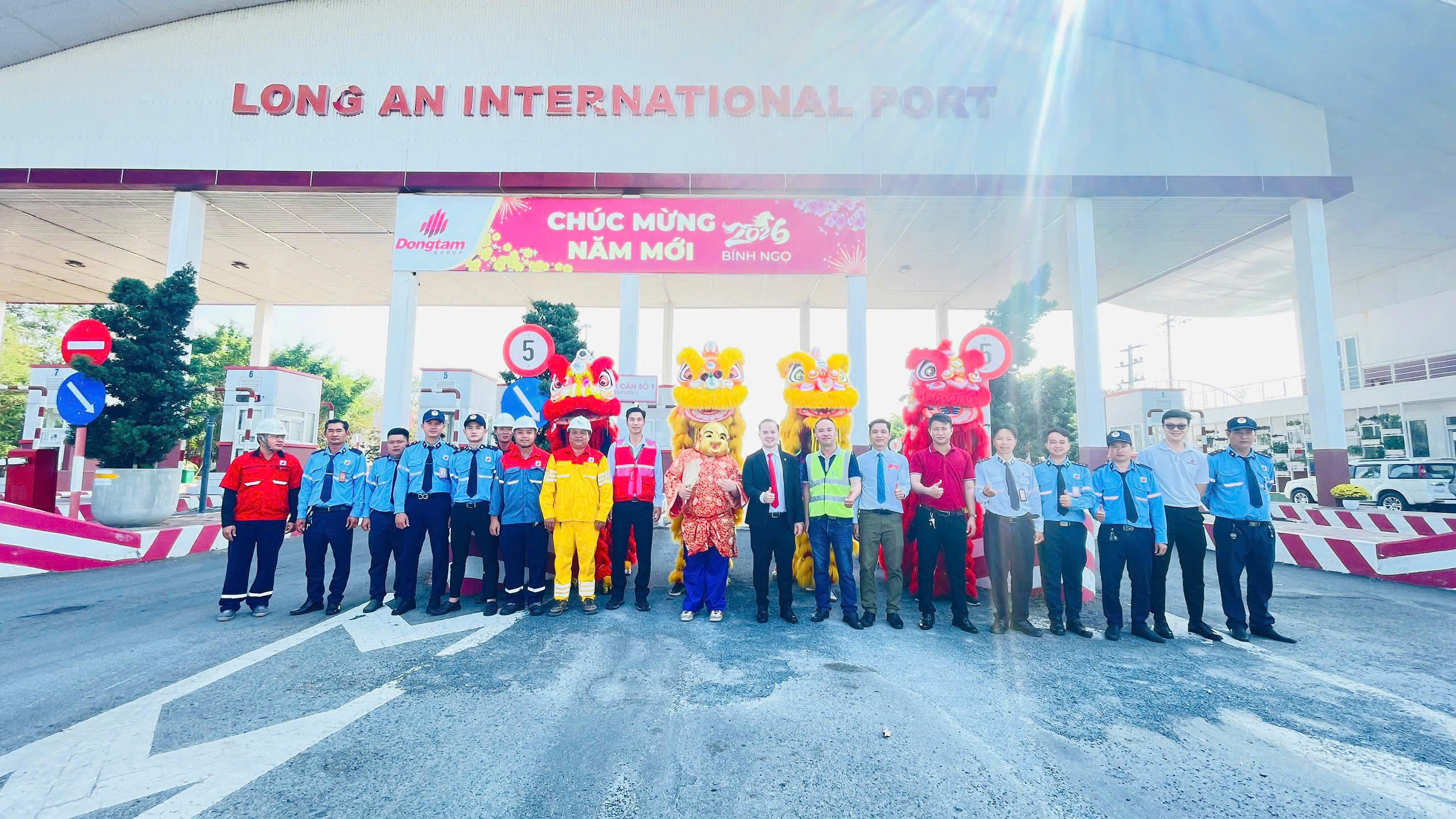 8.3.Khong khi ron rang am ap vao ngay khai xuan tai Cang Quoc te Long An Xa Tan Tap Tinh Tay Ninh