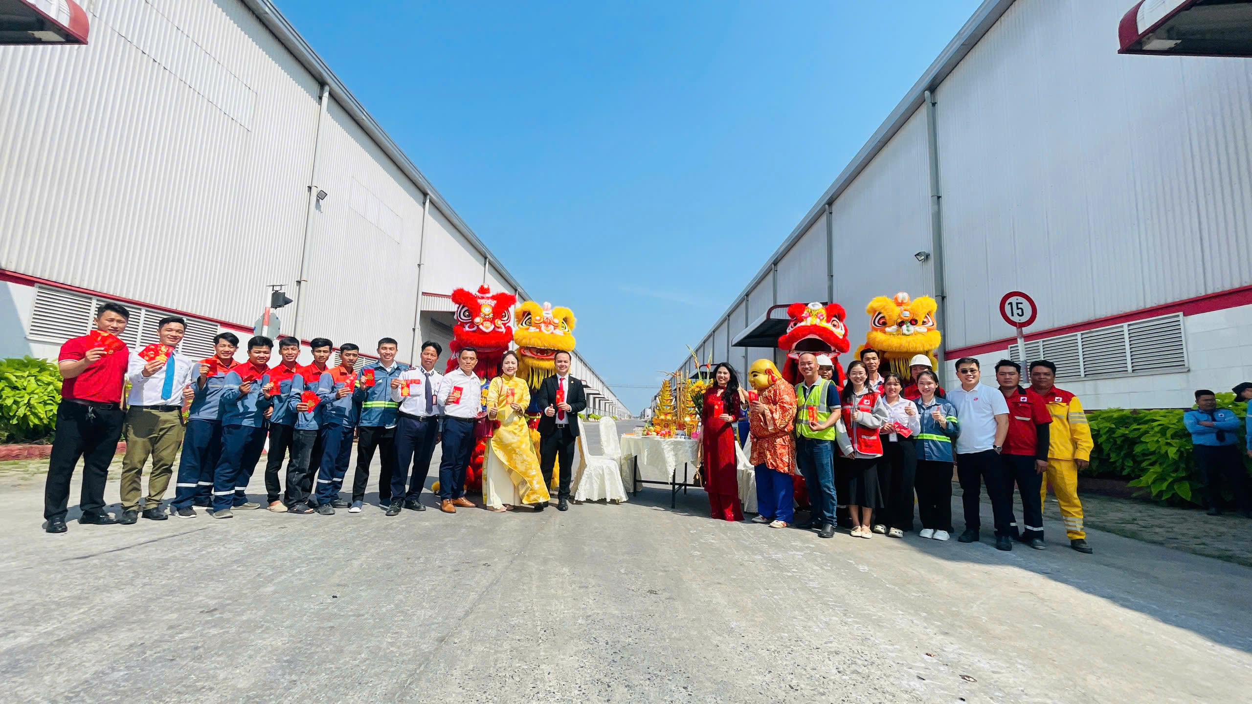 8.5.Khong khi ron rang am ap vao ngay khai xuan tai Cang Quoc te Long An Xa Tan Tap Tinh Tay Ninh