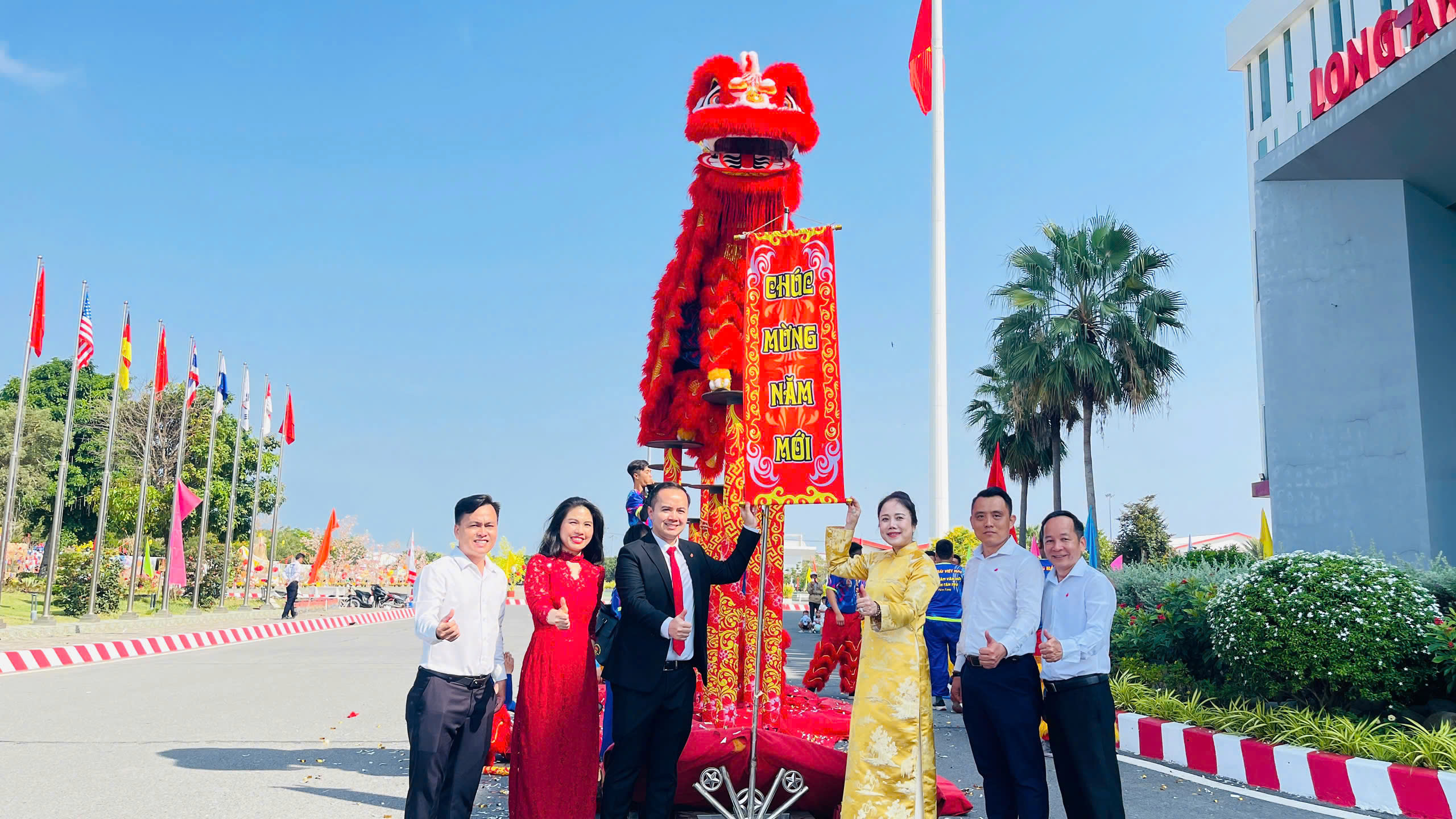 8.Khong khi ron rang am ap vao ngay khai xuan tai Cang Quoc te Long An Xa Tan Tap Tinh Tay Ninh