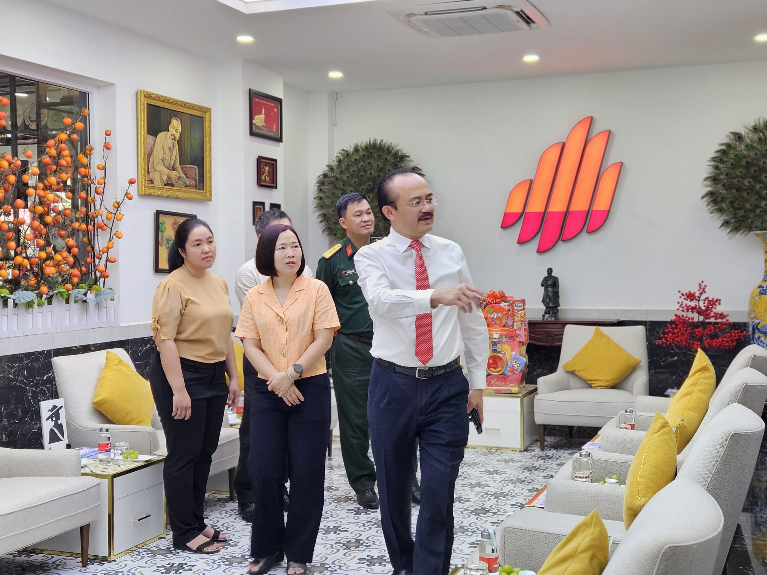 H6. LANH DAO PHUONG BINH PHU scaled