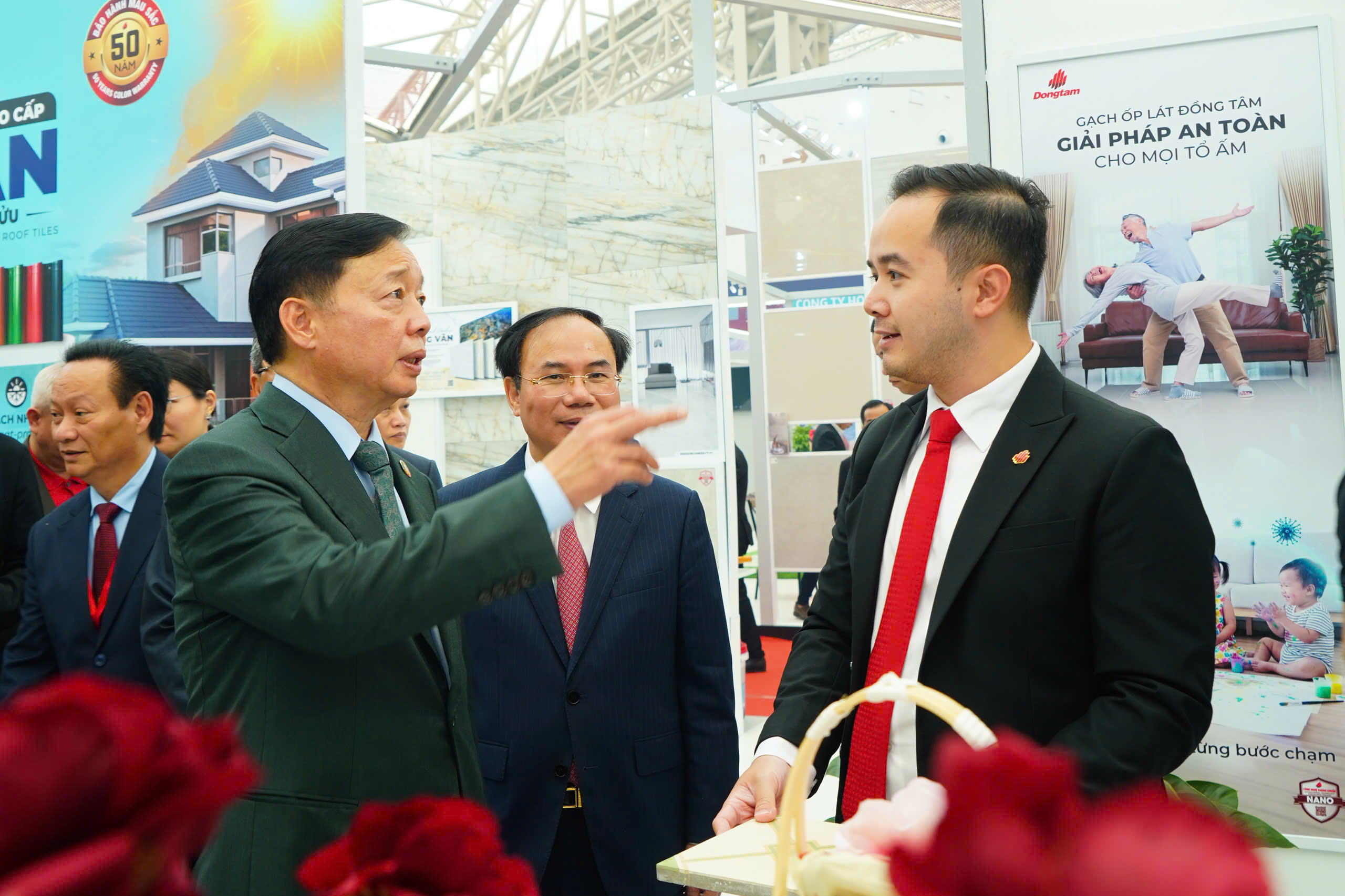 Ong Vo Quoc Huy – Giam doc Dieu hanh Kinh doanh Dongtam Group gioi thieu cac San pham VLXD den Pho Thu tuong Chinh phu Tran Hong Ha