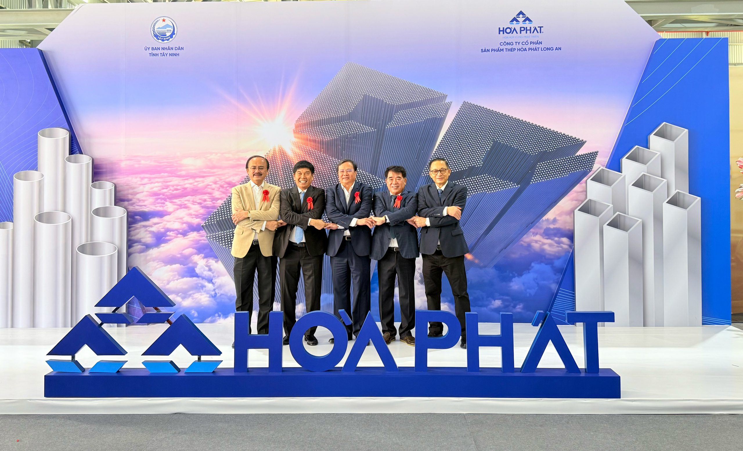 Mr Vo Quoc Thang Chu tich DTG chup anh cung Lanh dao tinh Tay Ninh Lanh dao HPG scaled