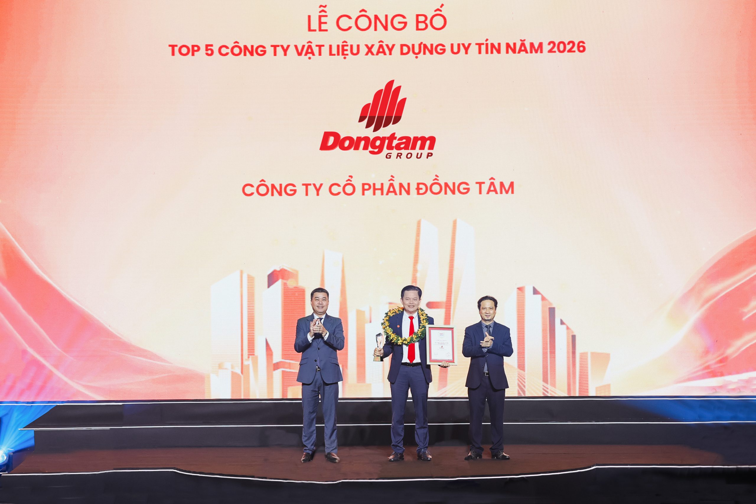 Ong Dinh Ngoc Hoa nhan danh hieu TOP5 Thuong hieu Uy tin nganh VLXD nam 2026 scaled