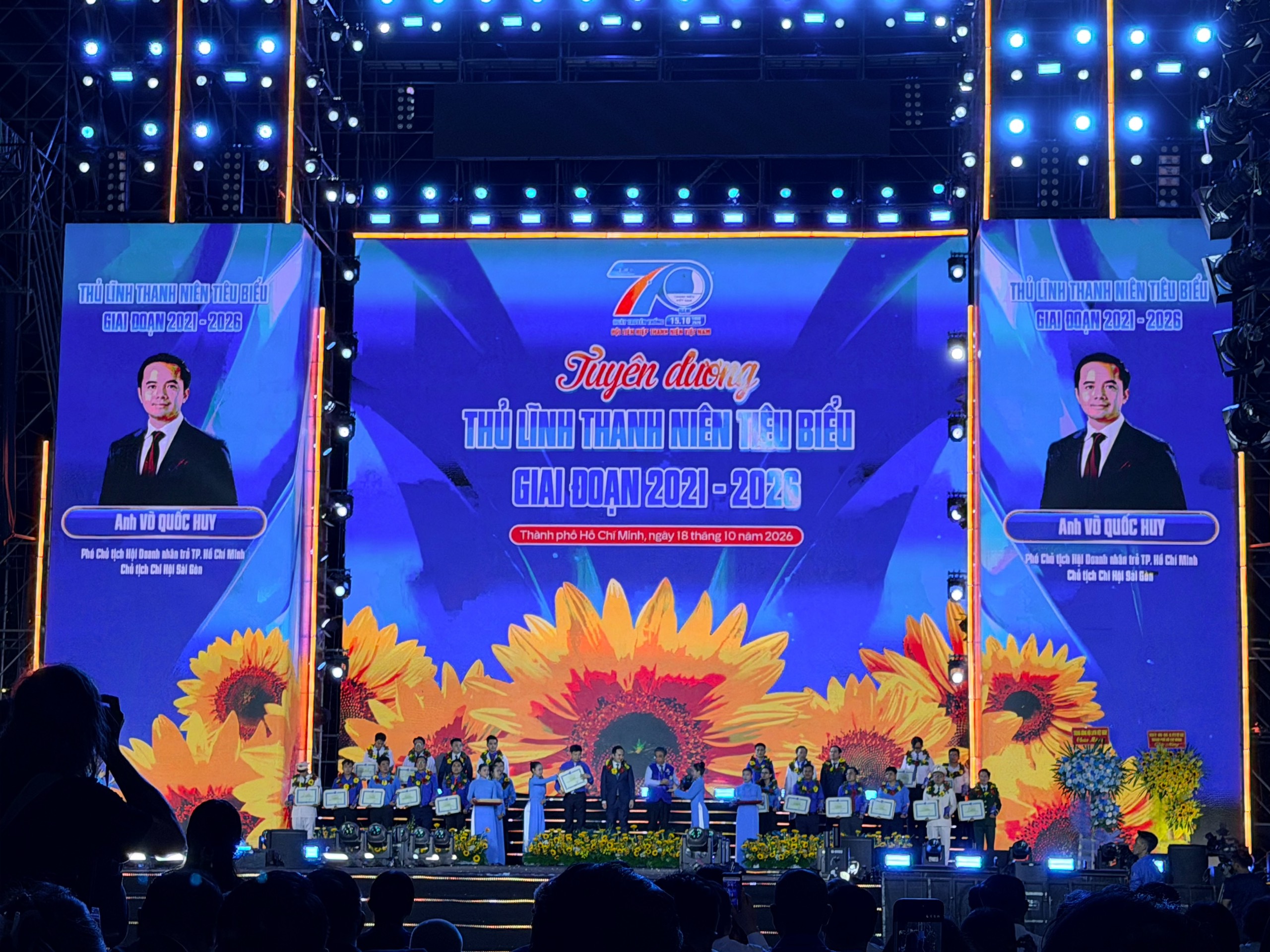 Mr Huy nhan Bang khen Hoi LHTN VN 1